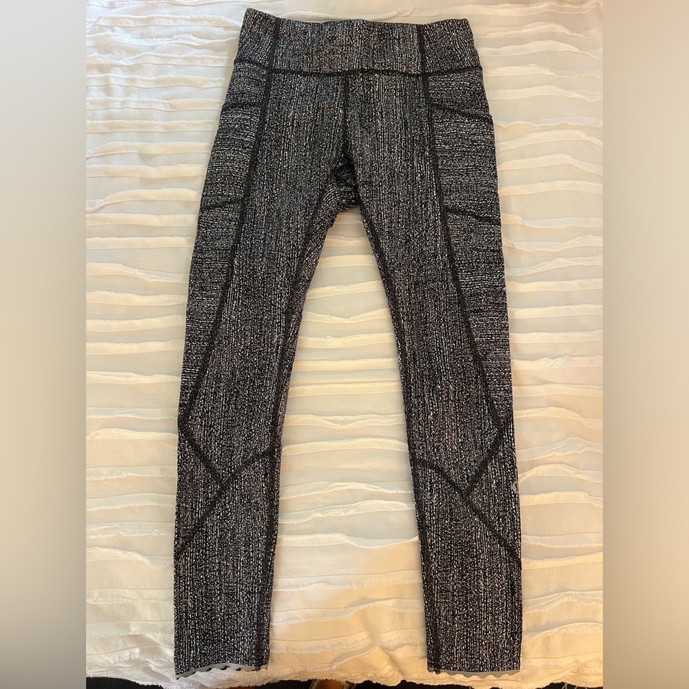 Lululemon cropped legging with reflective sleeve at bottom
